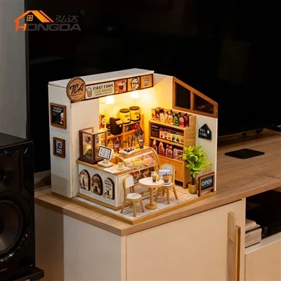 Maison de poupée en bois sur le thème du magasin de thé au lait