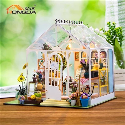 Maison de poupée en bois avec fleur de soleil